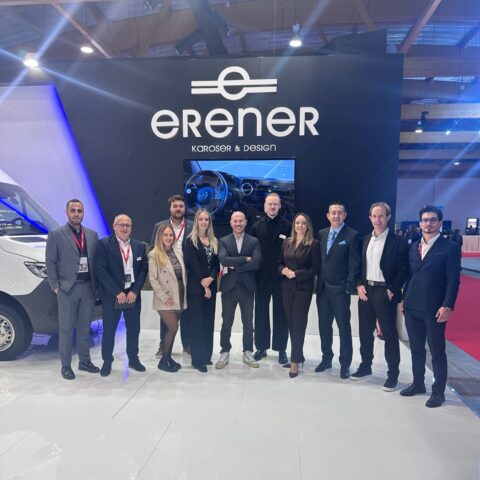Erene ekibi minibüs ve karosellerini tanıtmak için Busworld fuarında stand önünde